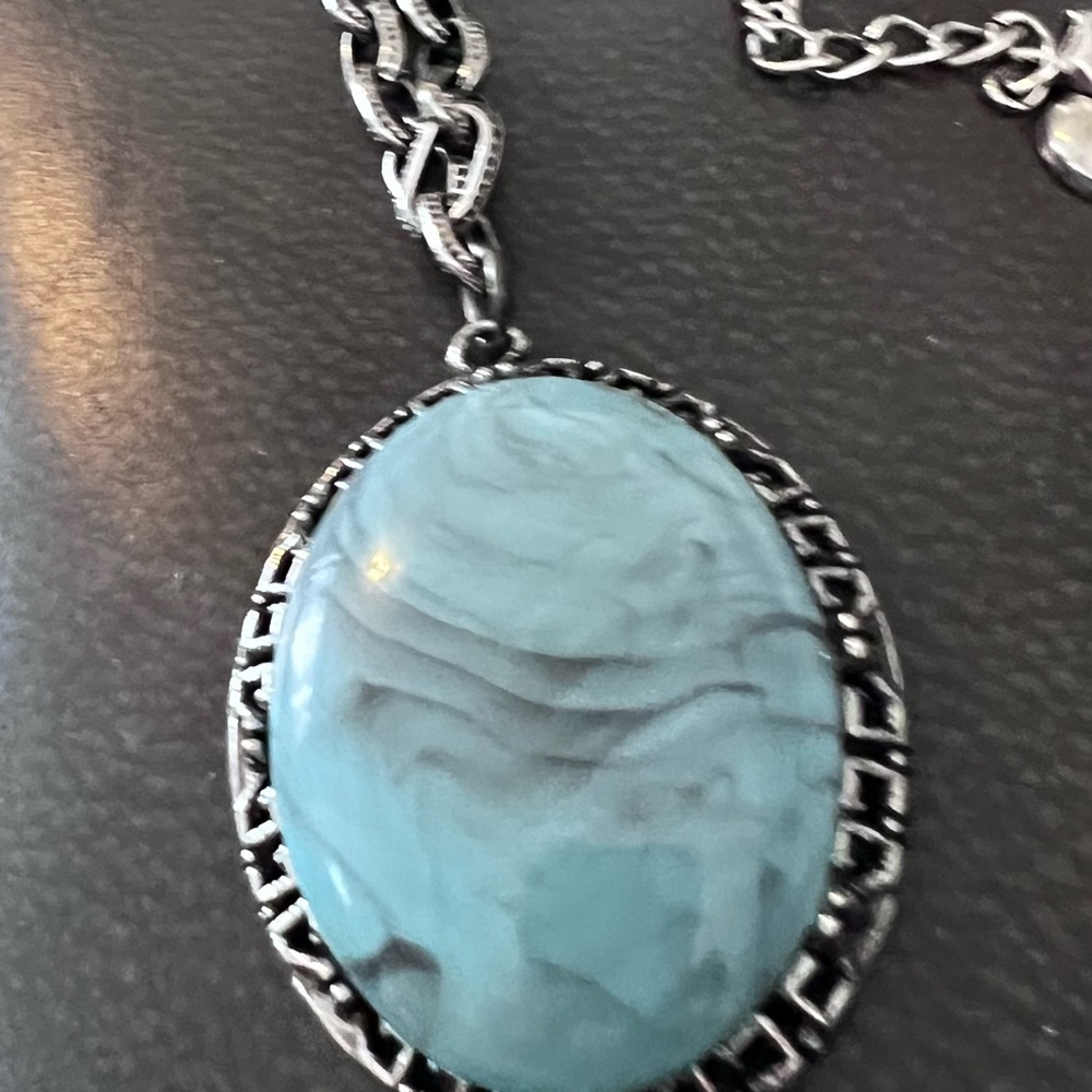 Elegant Blue Pendant Necklace